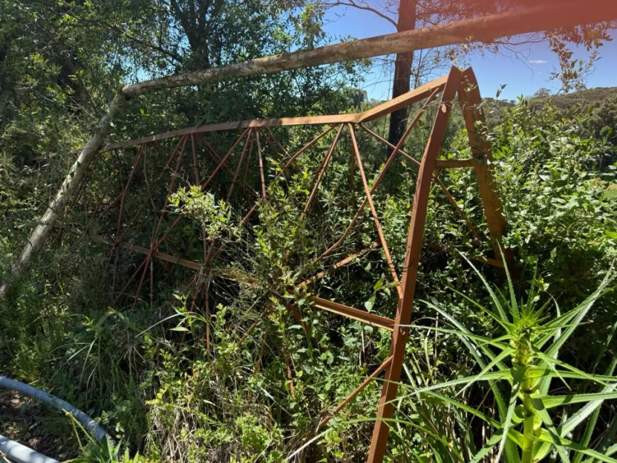 LOTE 005 - Lote de Sucata diversas contendo eletrônicos, mobiliários e ferros.