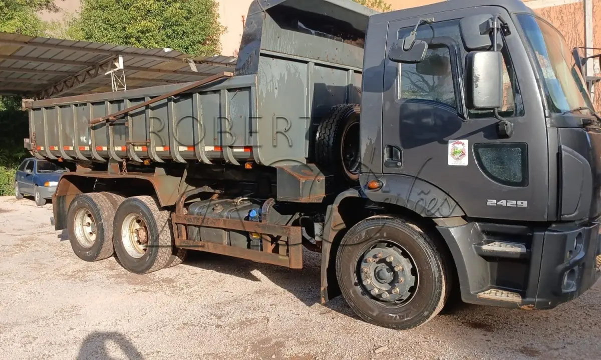 LOTE 001 - Caminhão Ford preto, modelo CARGO 2429, 2012/2013, carroceria basculante preta.