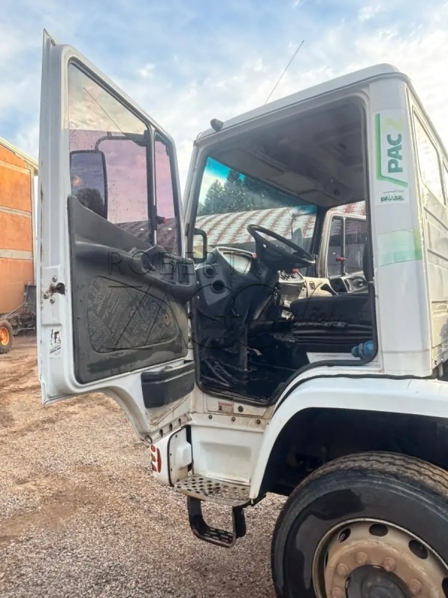 LOTE 002 - Caminhão Mercedes Benz branco Pac 2, modelo ATRON 2729 k 6x4, 2014, carroceria basculante branca.