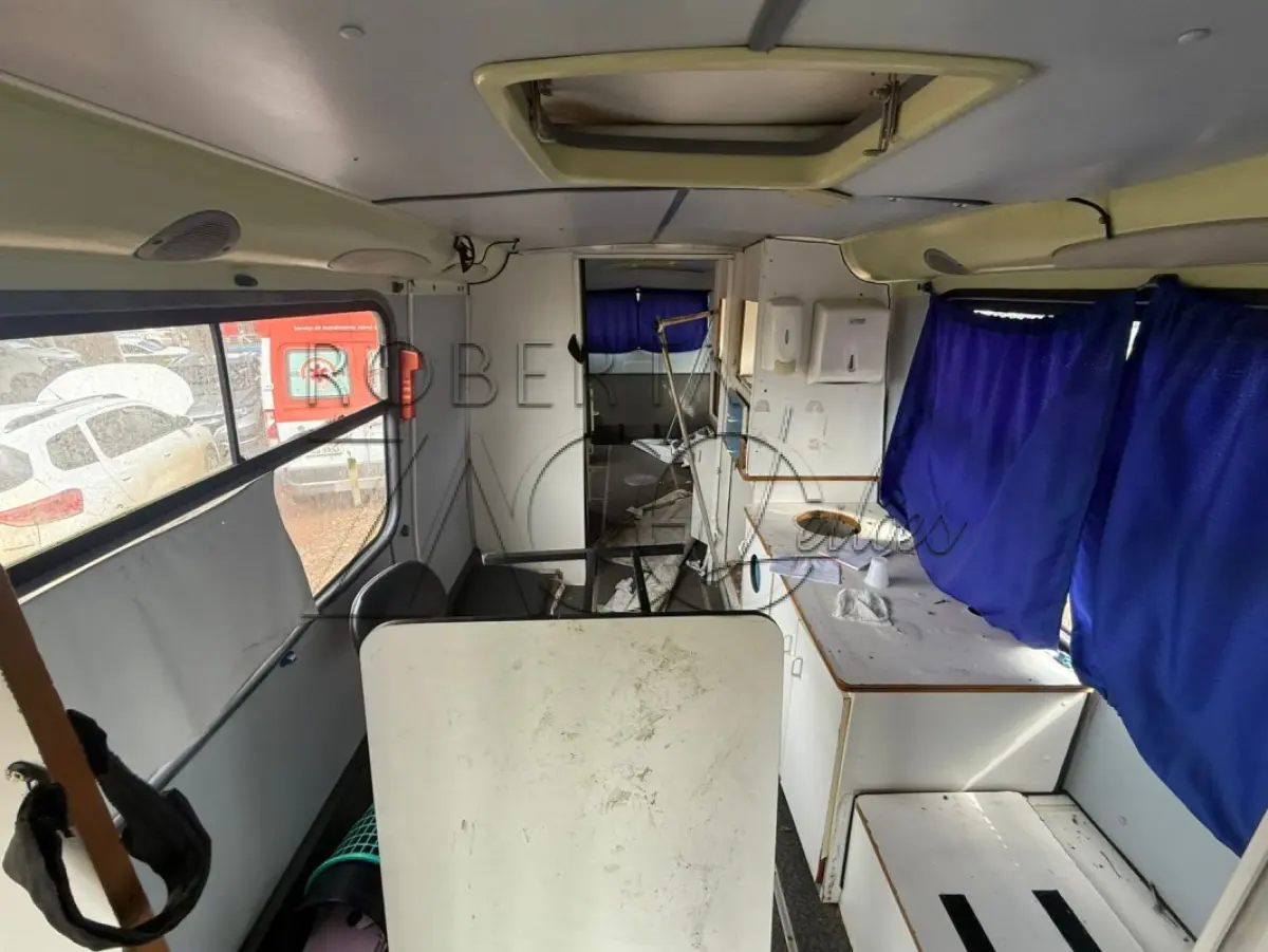 LOTE 003 - VEÍCULO MICROÔNIBUS AMBULÂNCIA, FIAT IVECO, MODELO COMIL BELLA M, DIESEL, CAP. 6,2 TON, 122 CV, COR BRANCA, ANO DE FABRICAÇÃO 2003, MODELO 2004