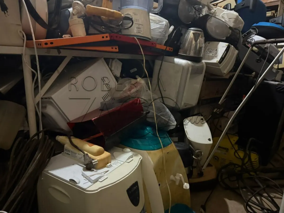 LOTE 005 - Lote de Sucata diversas contendo eletrônicos, mobiliários e ferros.