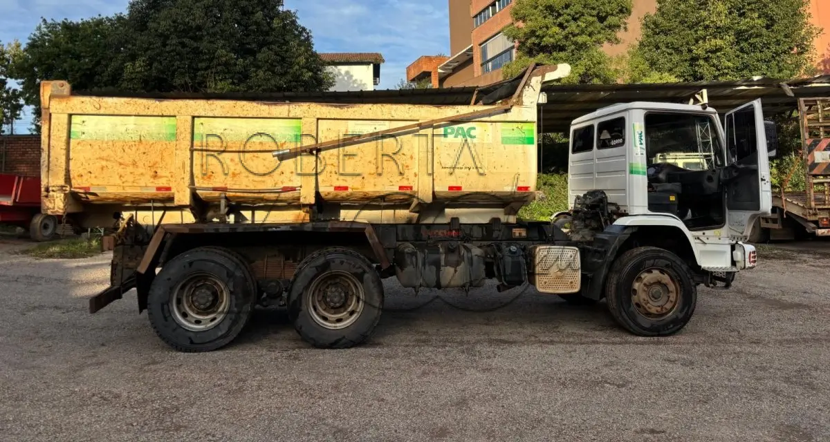 LOTE 002 - Caminhão Mercedes Benz branco Pac 2, modelo ATRON 2729 k 6x4, 2014, carroceria basculante branca.