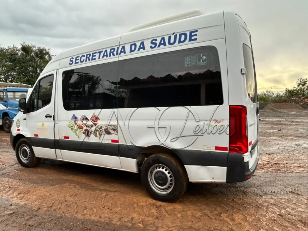 LOTE 003 - VEICULO, M. BENZ 416 CD ISPRINTERM, ANO FAB/MOD: 2021/2022, POTÊNCIA 163 CV, LOTAÇÃO 16 PASSAGEIRO NA COR BRANCA.