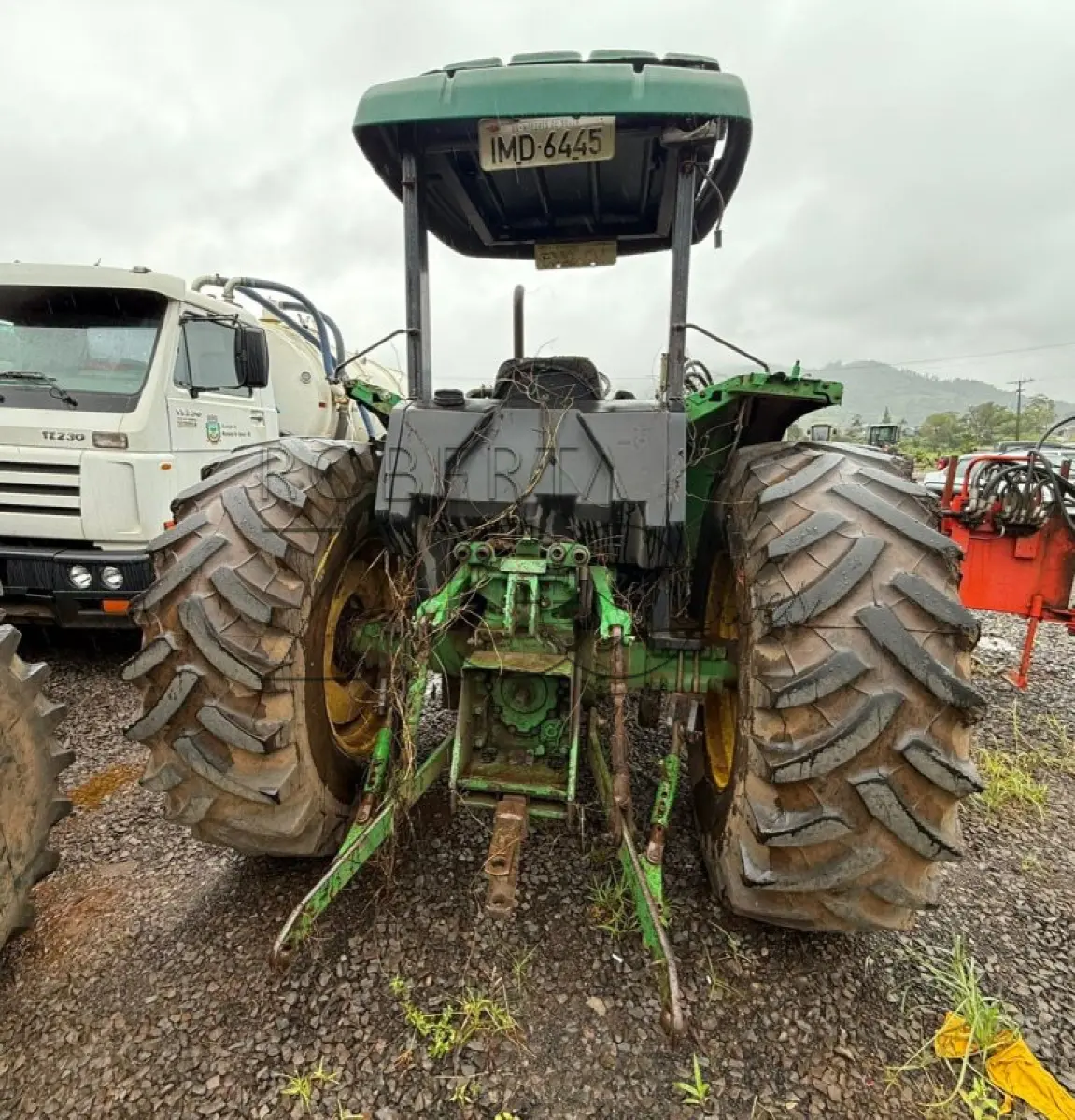 LOTE 005 - TRATOR DE RODAS, M.A./SLC JOHN DEERE TRAÇAO, 4X4, ANO 2004/2004, COM CONCHA FRONTAL.