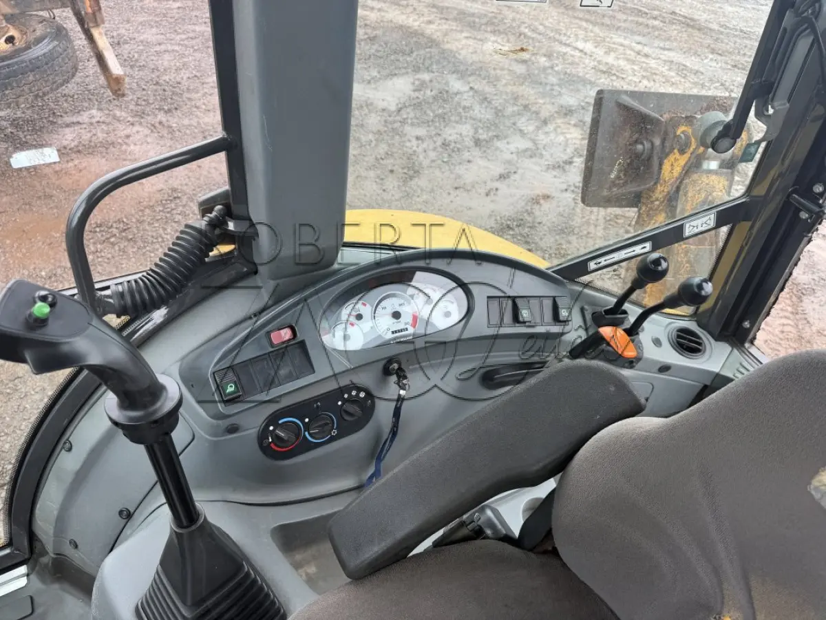 LOTE 003 - RETROESCAVADEIRA MR/NEWHOLLAND TLB B95B1, CABINE FECHADA, ANO 2017/2017.