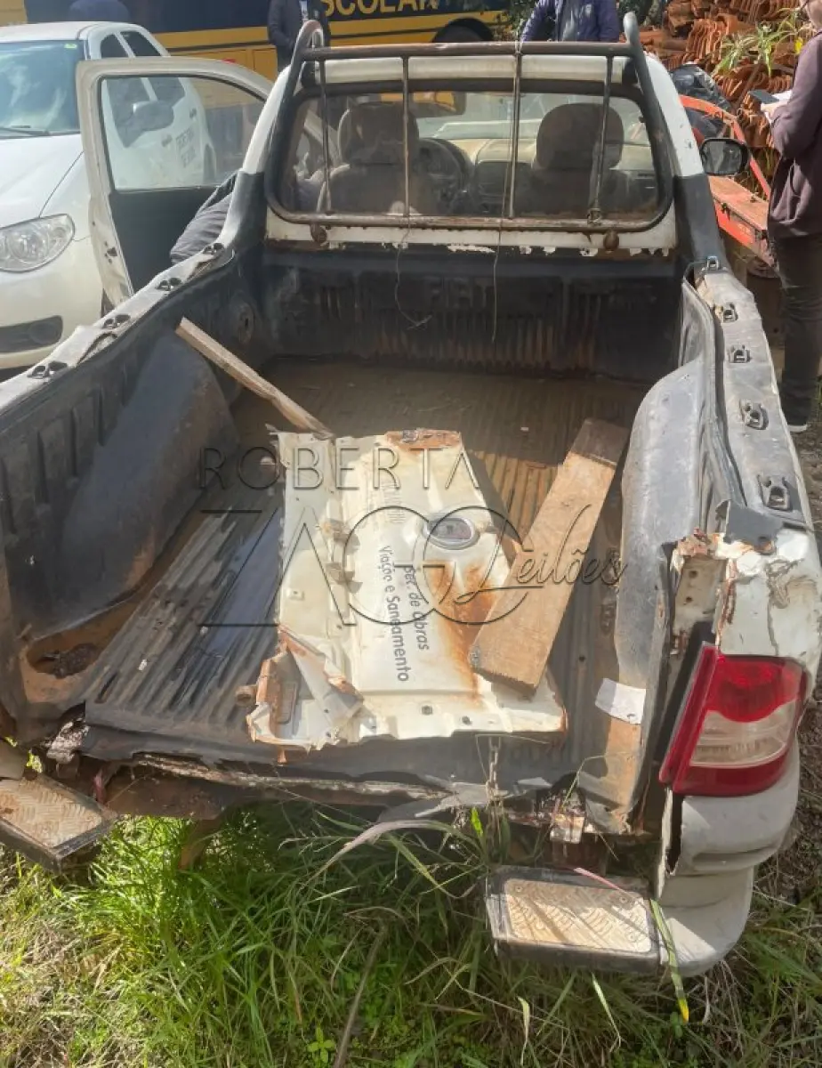 LOTE 001 - VEICULO, FIAT/STRADA WORKING 1.4 FIRE FLEX 2012/2013,  COR BRANCA.