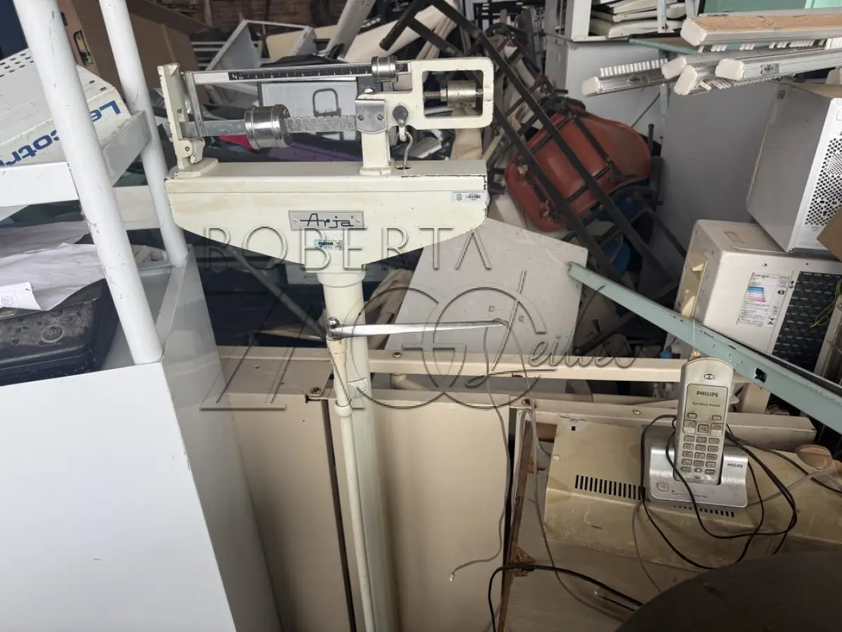 LOTE 012 - SUCATAS DIVERSAS (ELETRÔNICOS, FERROS, MOBILIÁRIOS, MATERIAS MÉDICO-HOSPITALAR, JANELAS, PORTAS)