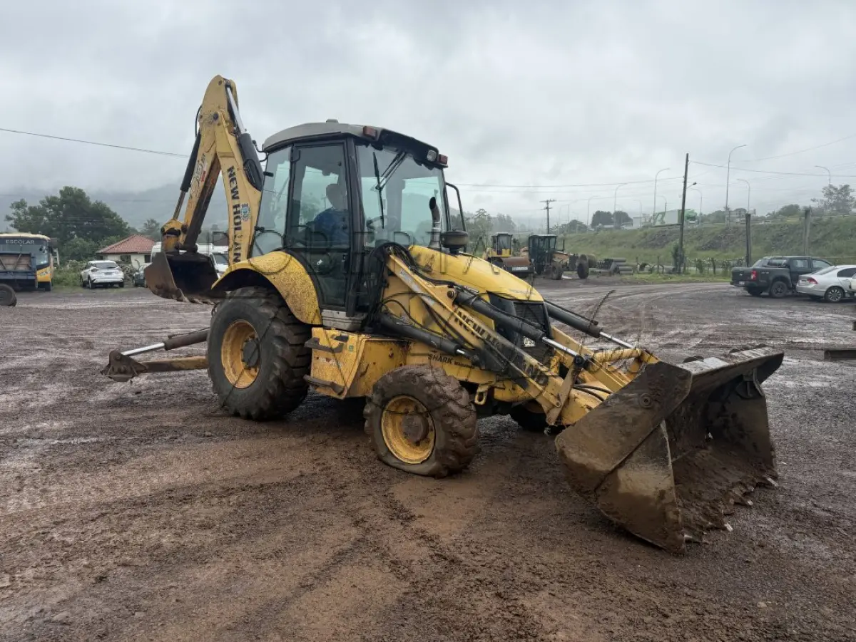 LOTE 002 - RETROESCAVADEIRA MR/NEWHOLLAND TLB B95B1, CABINE FECHADA,  ANO 2017/2017.