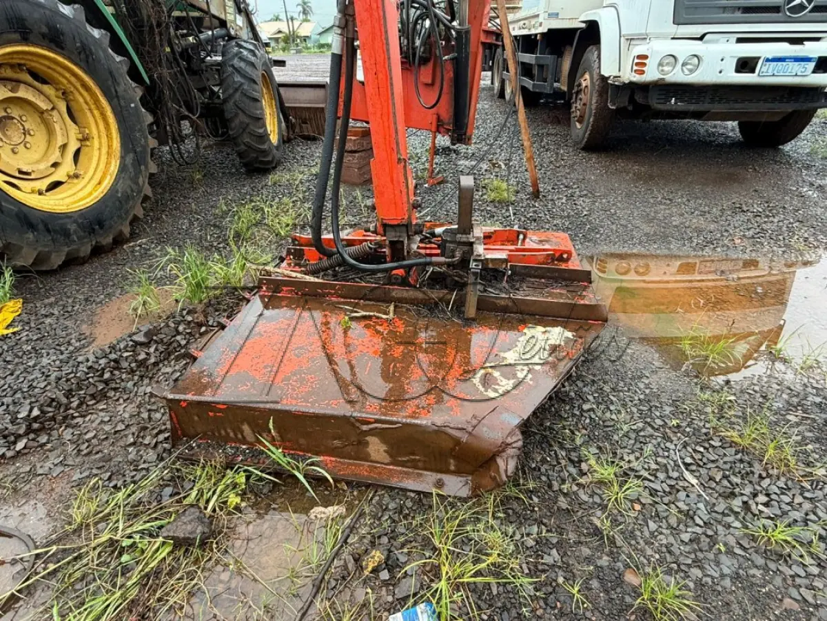LOTE 004 - ROCADEIRA LAVRALE HIDRÁULICA ARTICULADA, ENGATE TRES PONTOS TRATOR, VALTRA BM110, ANO 2018/2018.
