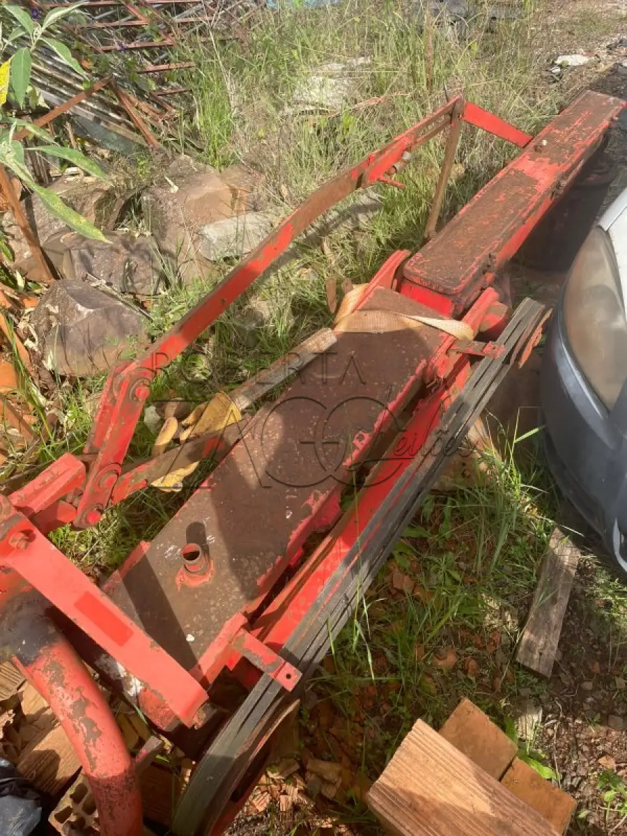 LOTE 008 - UMA SEGADEIRA DE DISCO ACOPLADA NO TRATOR.