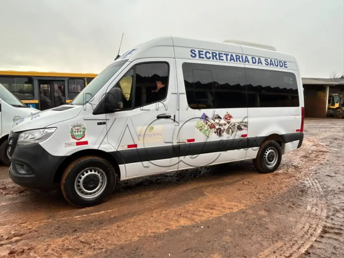 LOTE 003 - VEICULO, M. BENZ 416 CD ISPRINTERM, ANO FAB/MOD: 2021/2022, POTÊNCIA 163 CV, LOTAÇÃO 16 PASSAGEIRO NA COR BRANCA.