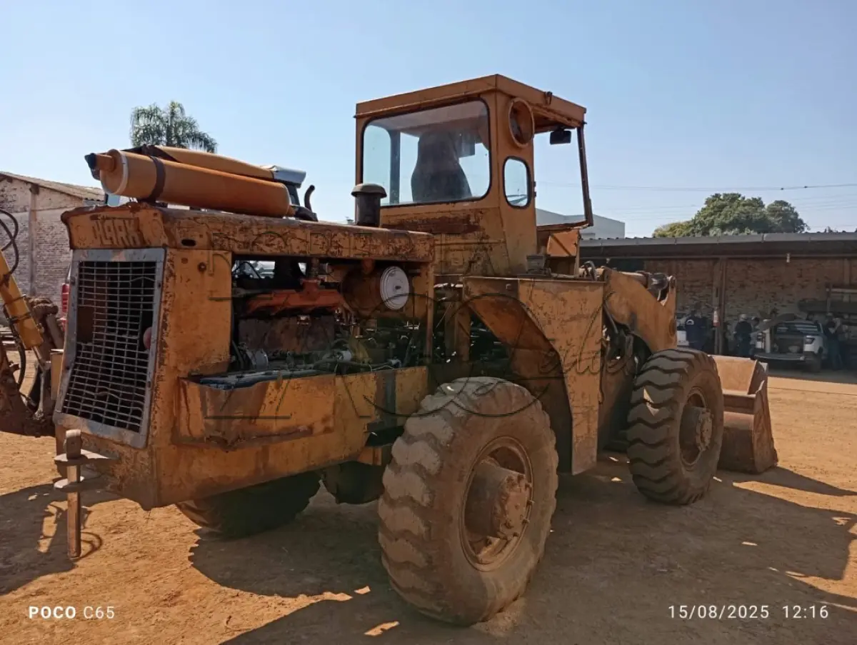 LOTE 003 - Máquina pesada Pá-carregadeira Michegan 55, sem ano identificado.