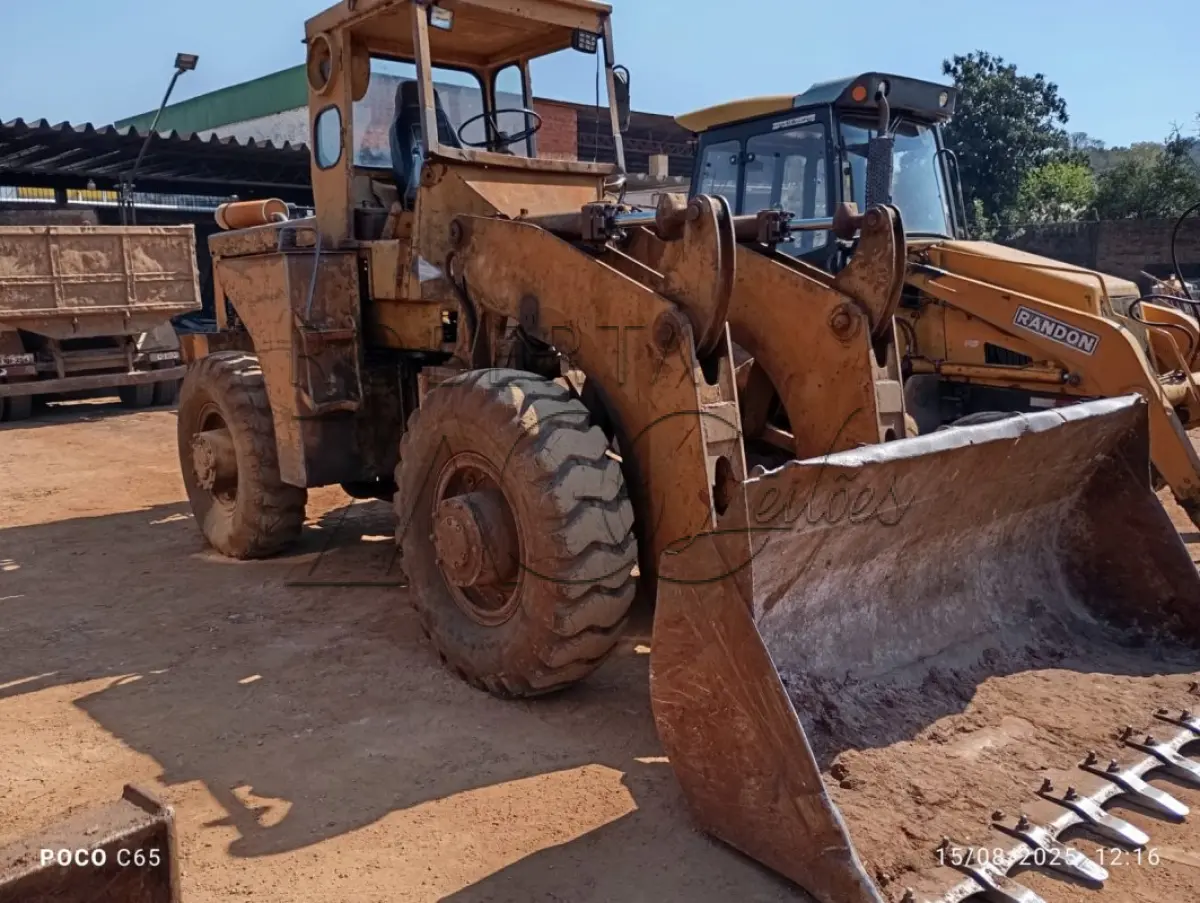 LOTE 003 - Máquina pesada Pá-carregadeira Michegan 55, sem ano identificado.