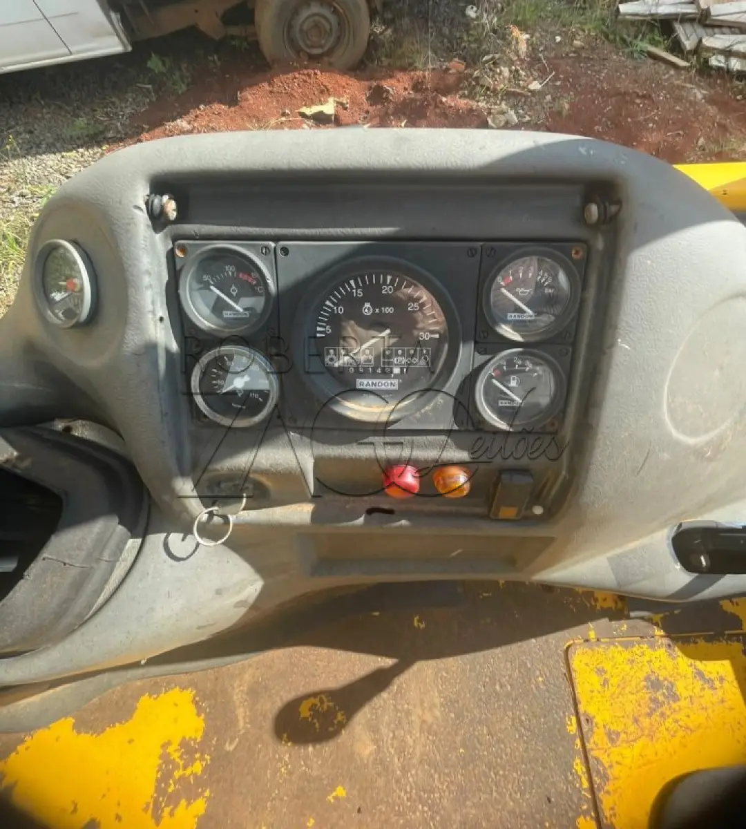LOTE 007 - MÁQUINA, RETROESCAVADEIRA RANDON, MODELO RK 406B 4 X 2, ANO FAB/MOD: 2010, POTÊNCIA 82 CV NA COR AMARELO.