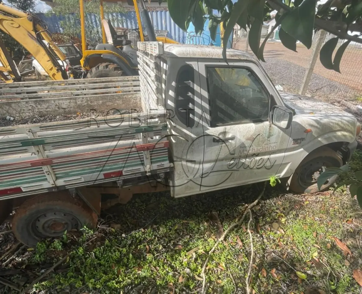 LOTE 005 - SUCATA: APENAS CRV VEÍCULO, BRAMONT/MAHINDRA HWKCS34, ANO FAB/MOD: 2013/2014, POTÊNCIA 120 CV, CAPACIDADE DE CARGA 1.4 TONELADAS, COM CARROCERIA DE MADEIRA NA COR BRANCA.