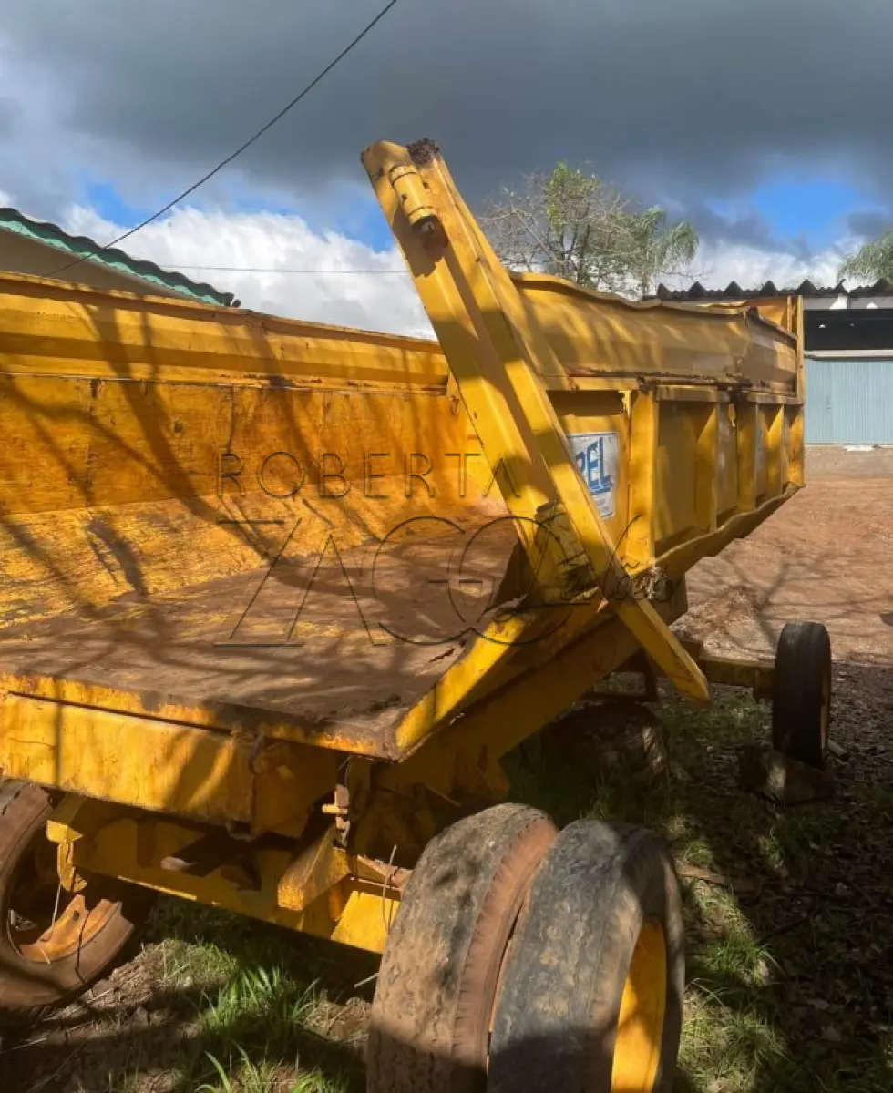 LOTE 009 - UM VAGÃO FORRAGEIRO BASCULANTE, MARCA MEPEL, CAPACIDADE DE 6 TONELADAS.