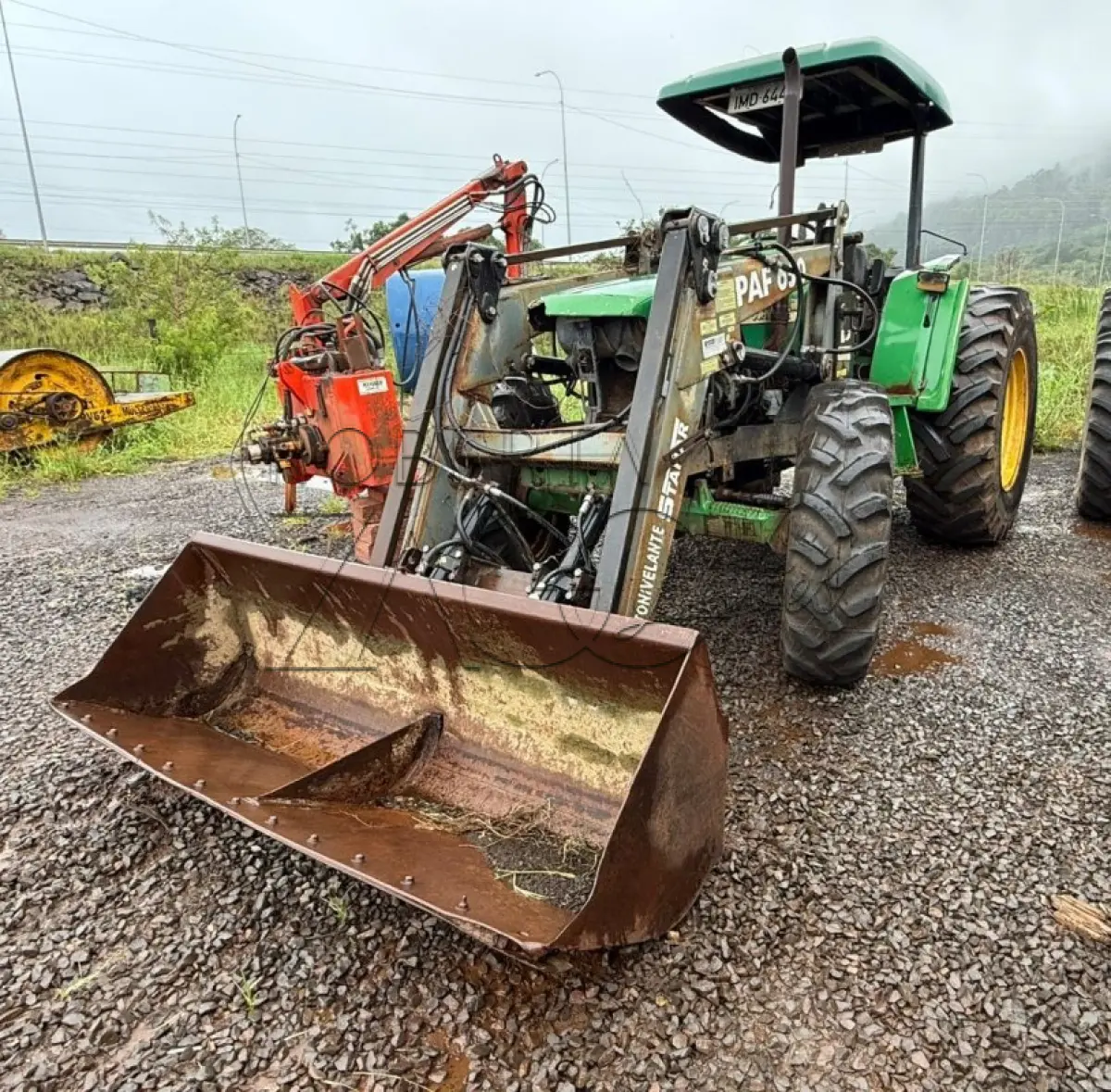 LOTE 005 - TRATOR DE RODAS, M.A./SLC JOHN DEERE TRAÇAO, 4X4, ANO 2004/2004, COM CONCHA FRONTAL.