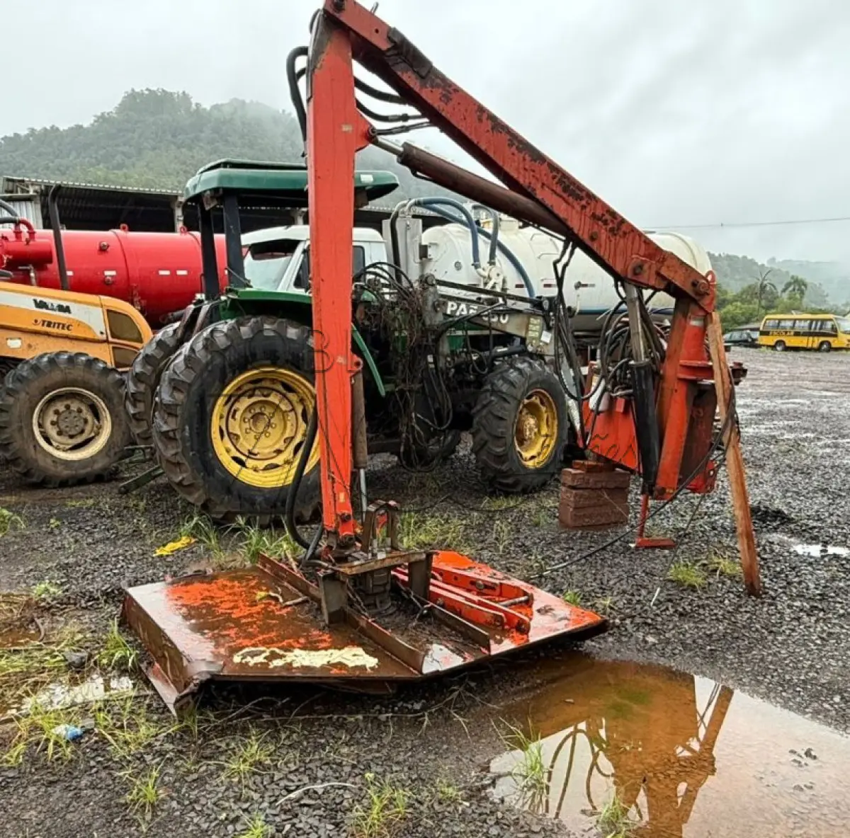 LOTE 004 - ROCADEIRA LAVRALE HIDRÁULICA ARTICULADA, ENGATE TRES PONTOS TRATOR, VALTRA BM110, ANO 2018/2018.