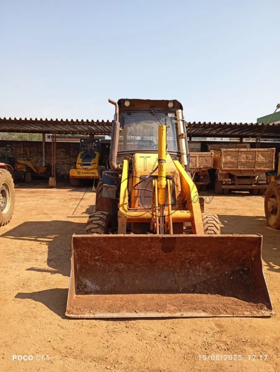 LOTE 001 - Máquina pesada Retroescavadeira Randon 4x4 RD 406 Nº 12 GABINADA ANO 2017.