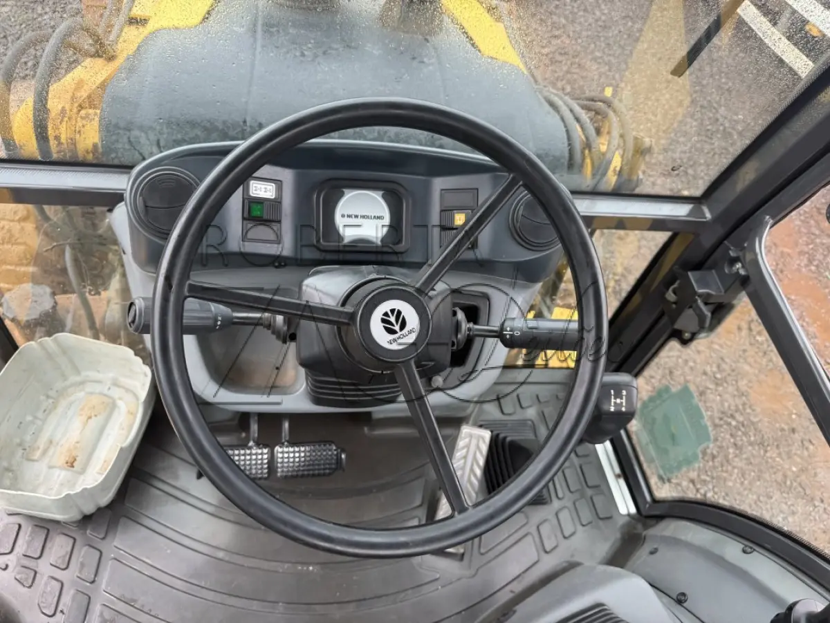 LOTE 003 - RETROESCAVADEIRA MR/NEWHOLLAND TLB B95B1, CABINE FECHADA, ANO 2017/2017.