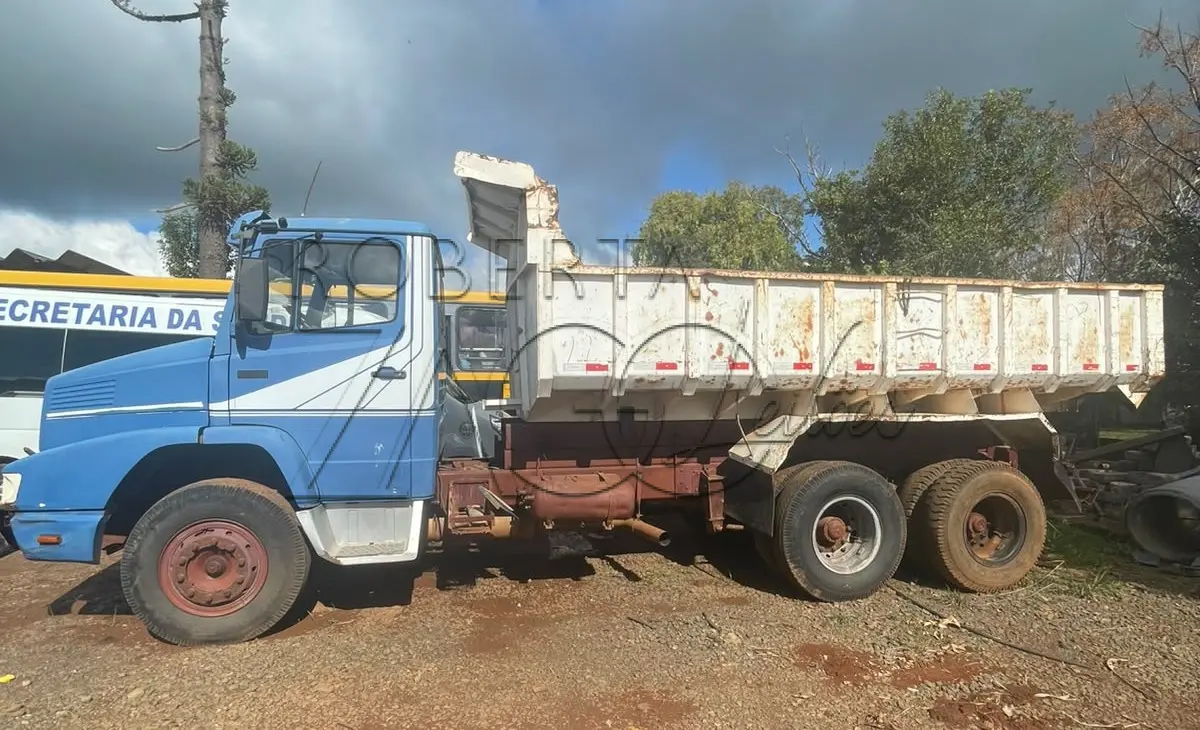 LOTE 006 - UM CAMINHÃO, M. BENZ/L 1618, CAMINHÃO BASCULANTE TRUCK COM CAPACIDADE DE 30 TONELADAS, 184 CV, NA COR AZUL, ANO DE FAB/MODELO: 1991.
