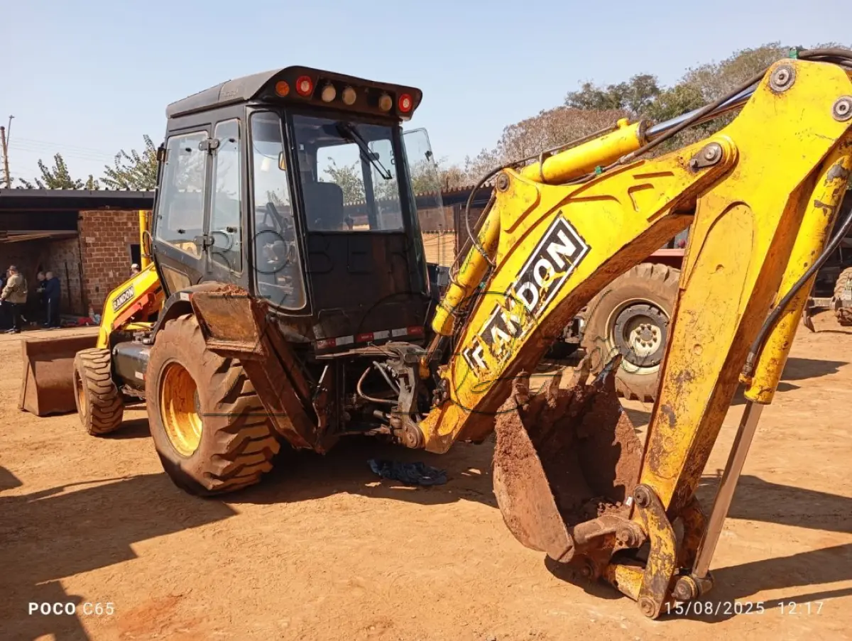 LOTE 001 - Máquina pesada Retroescavadeira Randon 4x4 RD 406 Nº 12 GABINADA ANO 2017.