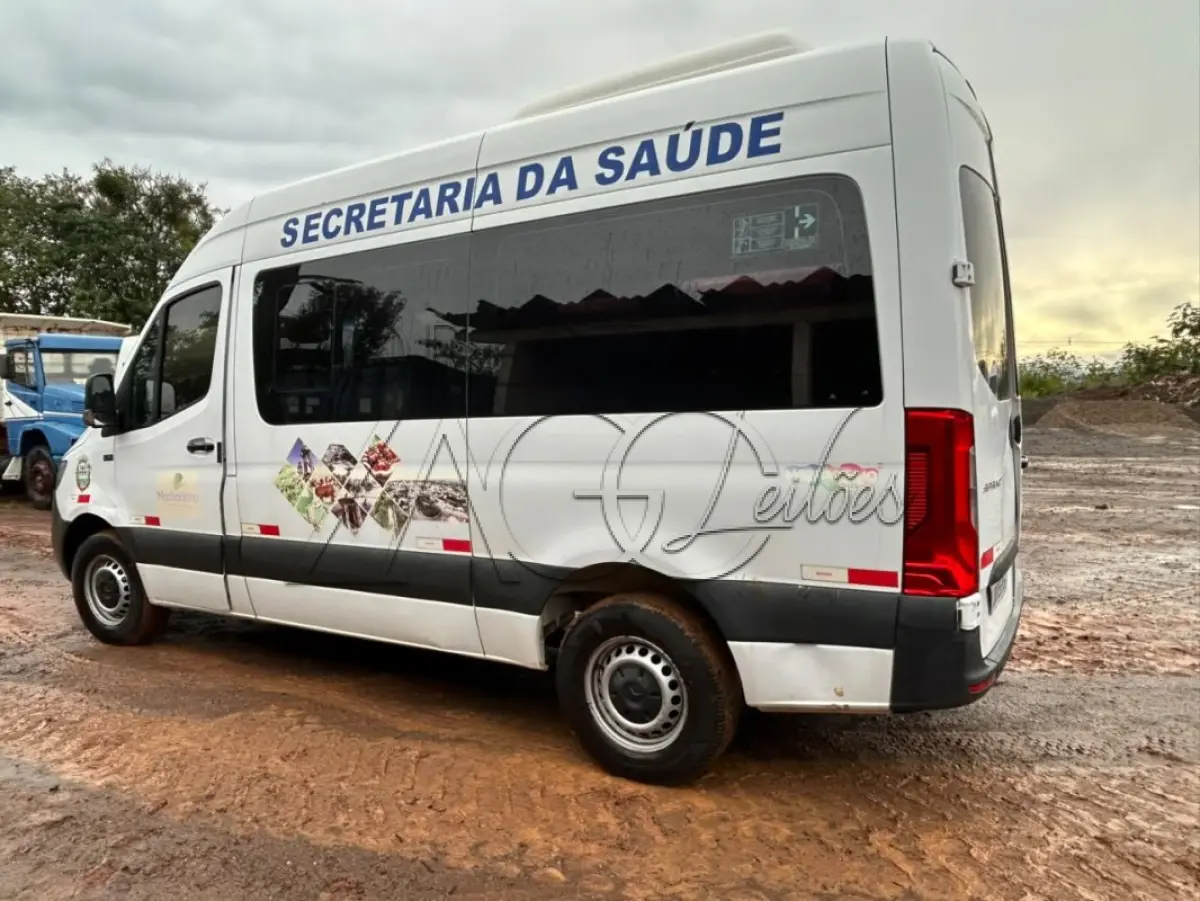 LOTE 003 - VEICULO, M. BENZ 416 CD ISPRINTERM, ANO FAB/MOD: 2021/2022, POTÊNCIA 163 CV, LOTAÇÃO 16 PASSAGEIRO NA COR BRANCA.