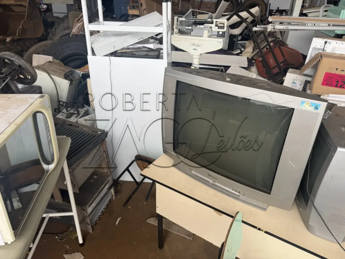 LOTE 012 - SUCATAS DIVERSAS (ELETRÔNICOS, FERROS, MOBILIÁRIOS, MATERIAS MÉDICO-HOSPITALAR, JANELAS, PORTAS)