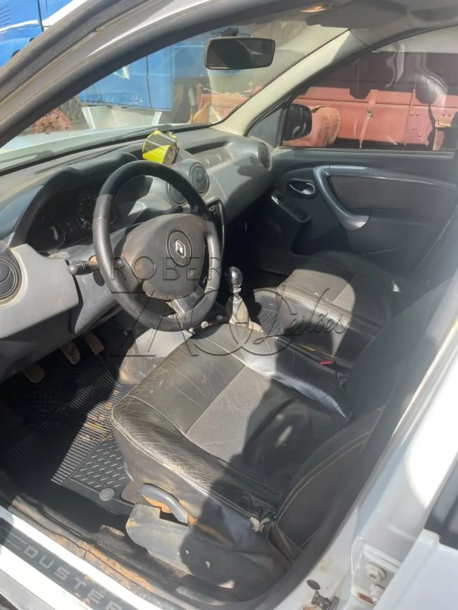 LOTE 004 - VEÍCULO, RENAULT/DUSTER DYNAMIQUE TECH ROAD 2.0, TIPO SUV, 05 PASSAGEIROS, ANO FAB/MODELO 2013, POTÊNCIA 142 CV COR BRANCO.
