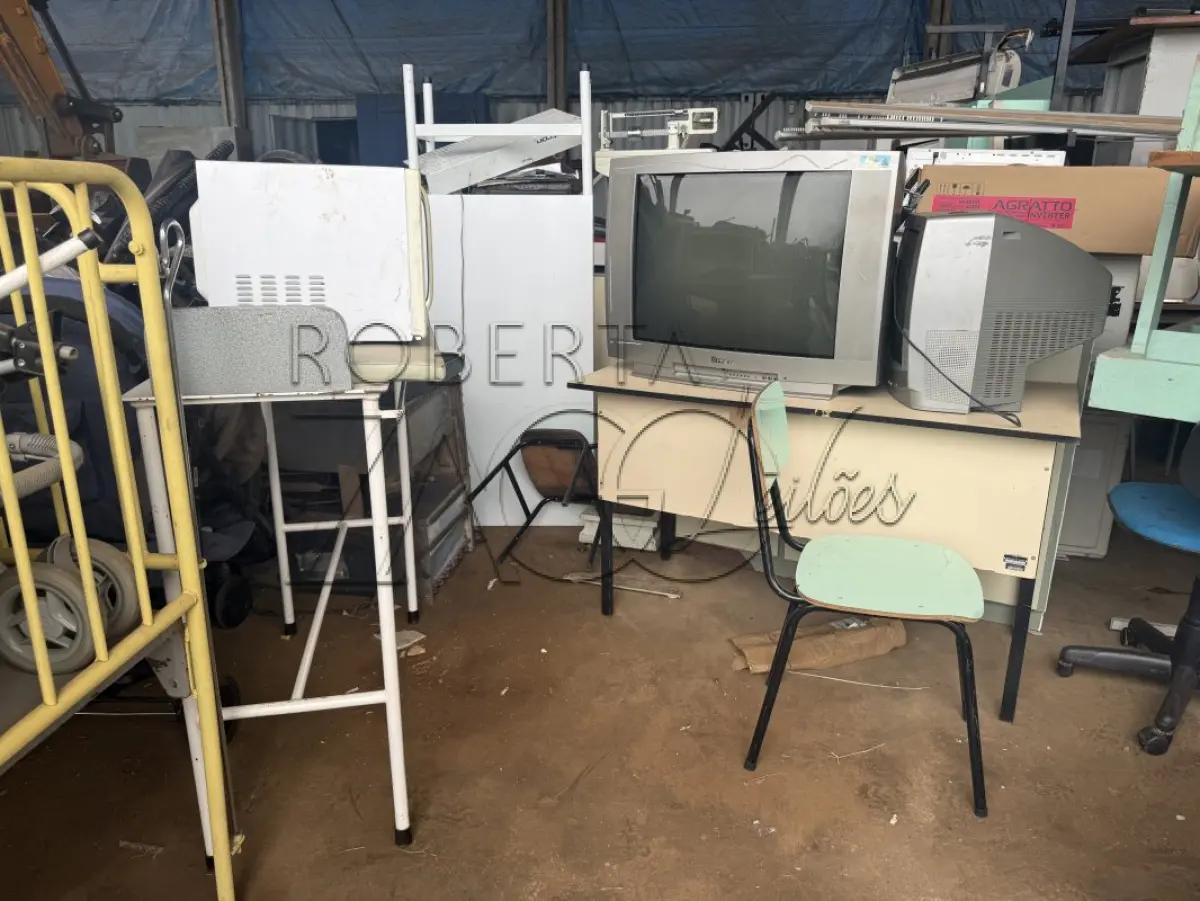 LOTE 012 - SUCATAS DIVERSAS (ELETRÔNICOS, FERROS, MOBILIÁRIOS, MATERIAS MÉDICO-HOSPITALAR, JANELAS, PORTAS)