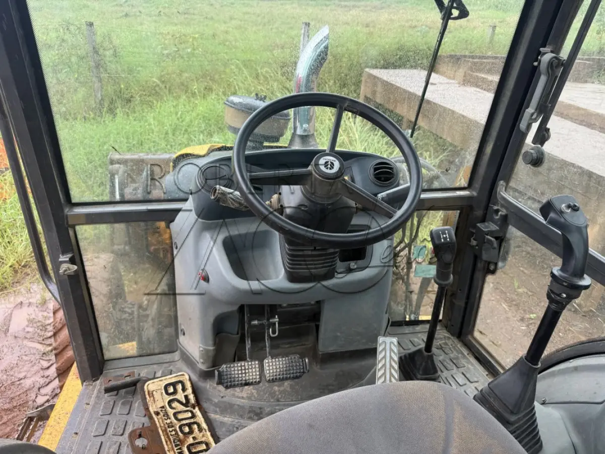 LOTE 002 - RETROESCAVADEIRA MR/NEWHOLLAND TLB B95B1, CABINE FECHADA,  ANO 2017/2017.