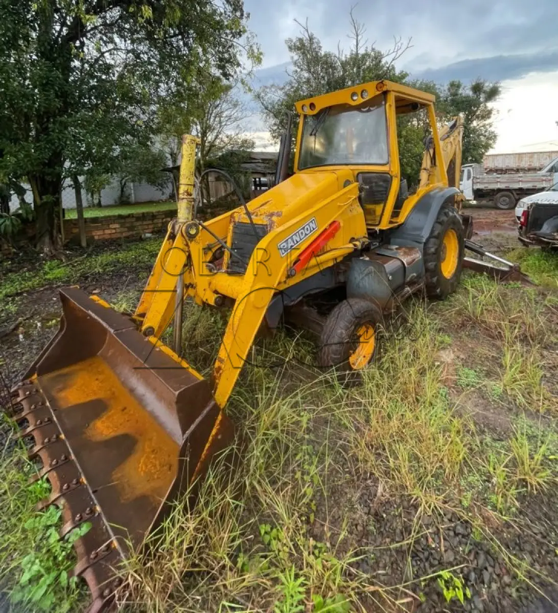 LOTE 007 - MÁQUINA, RETROESCAVADEIRA RANDON, MODELO RK 406B 4 X 2, ANO FAB/MOD: 2010, POTÊNCIA 82 CV NA COR AMARELO.