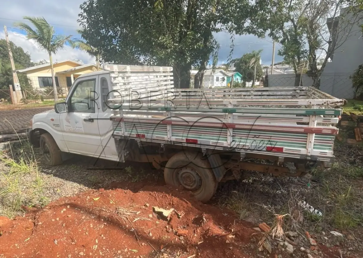 LOTE 005 - SUCATA: APENAS CRV VEÍCULO, BRAMONT/MAHINDRA HWKCS34, ANO FAB/MOD: 2013/2014, POTÊNCIA 120 CV, CAPACIDADE DE CARGA 1.4 TONELADAS, COM CARROCERIA DE MADEIRA NA COR BRANCA.