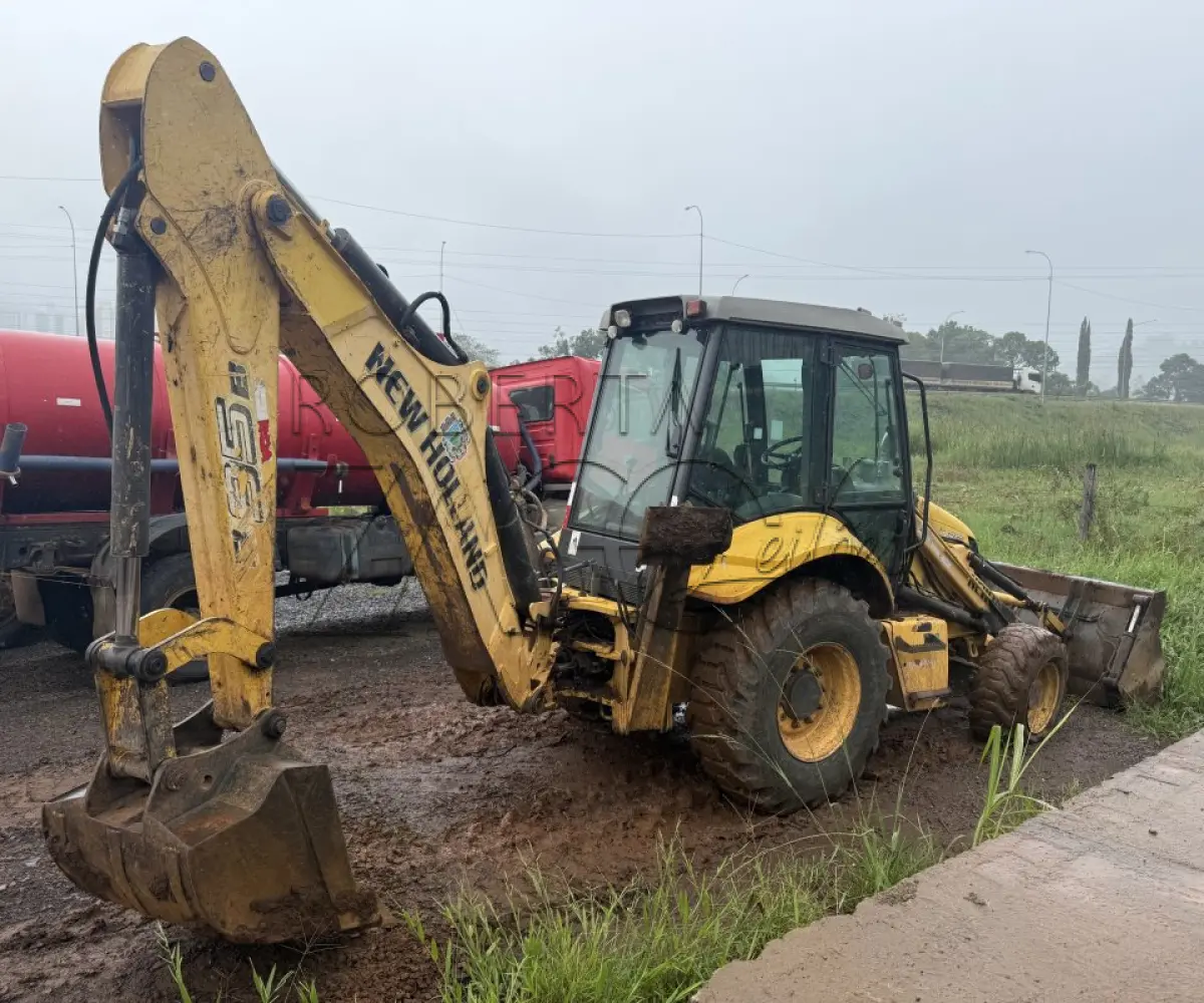 LOTE 002 - RETROESCAVADEIRA MR/NEWHOLLAND TLB B95B1, CABINE FECHADA,  ANO 2017/2017.