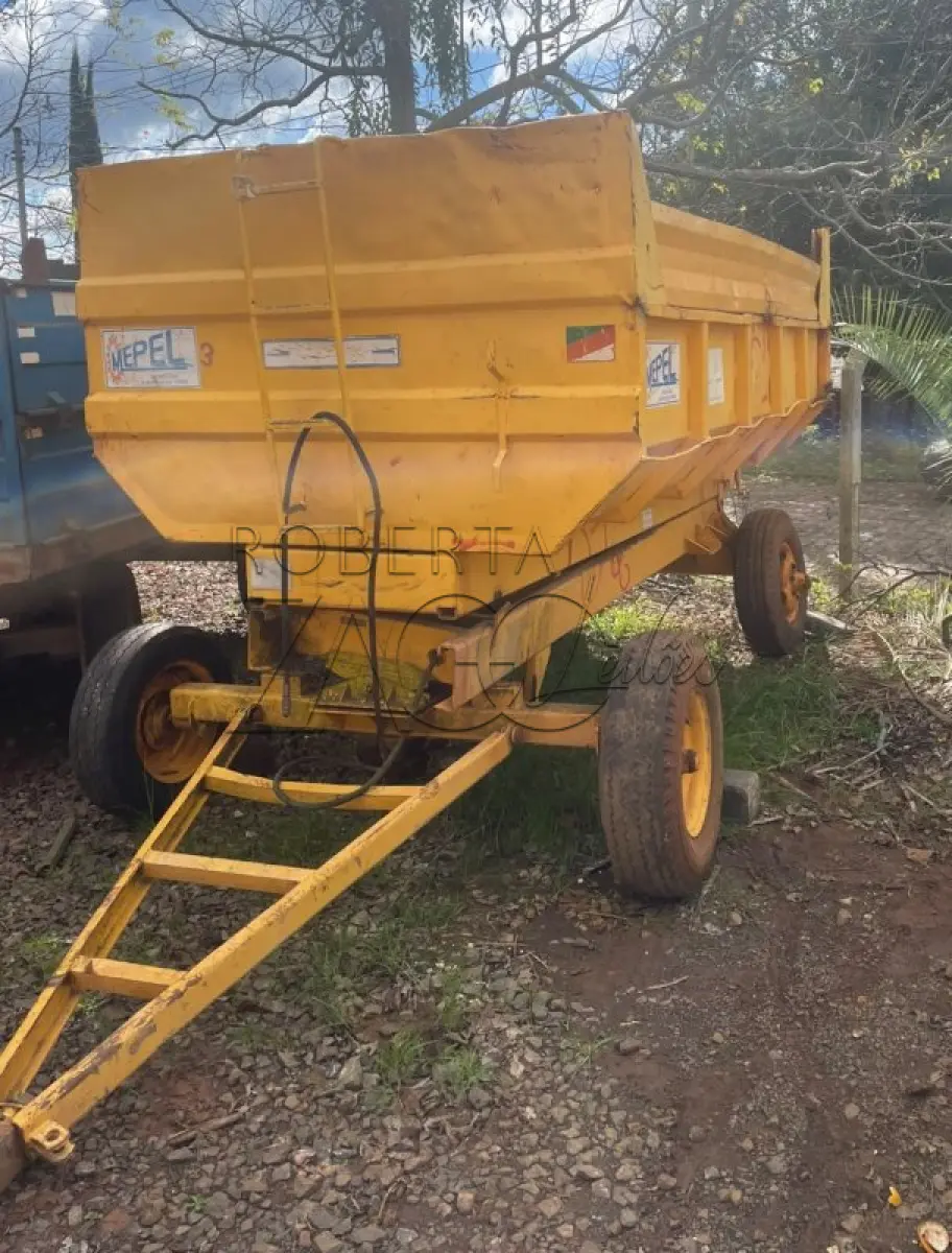 LOTE 009 - UM VAGÃO FORRAGEIRO BASCULANTE, MARCA MEPEL, CAPACIDADE DE 6 TONELADAS.