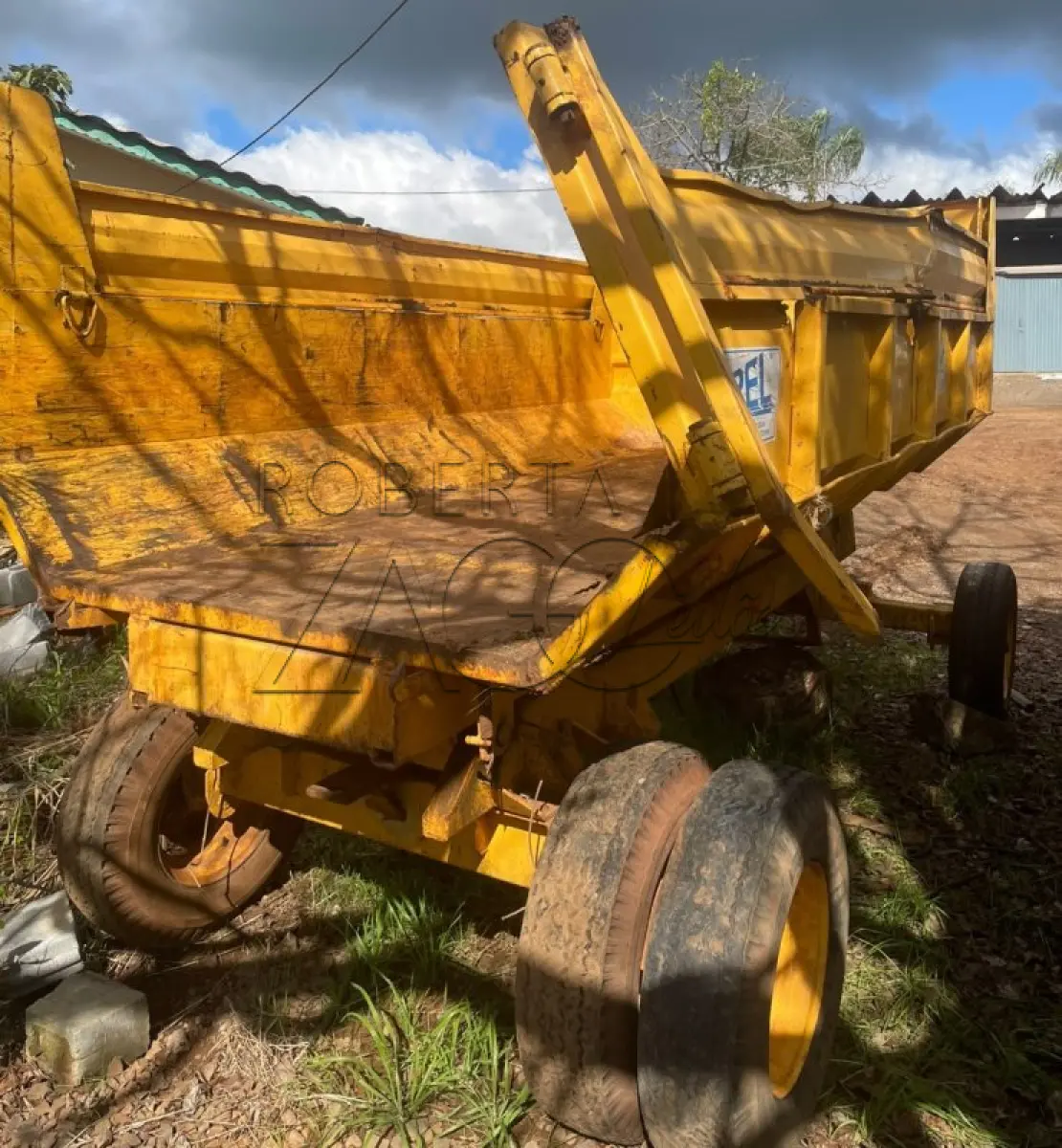 LOTE 009 - UM VAGÃO FORRAGEIRO BASCULANTE, MARCA MEPEL, CAPACIDADE DE 6 TONELADAS.
