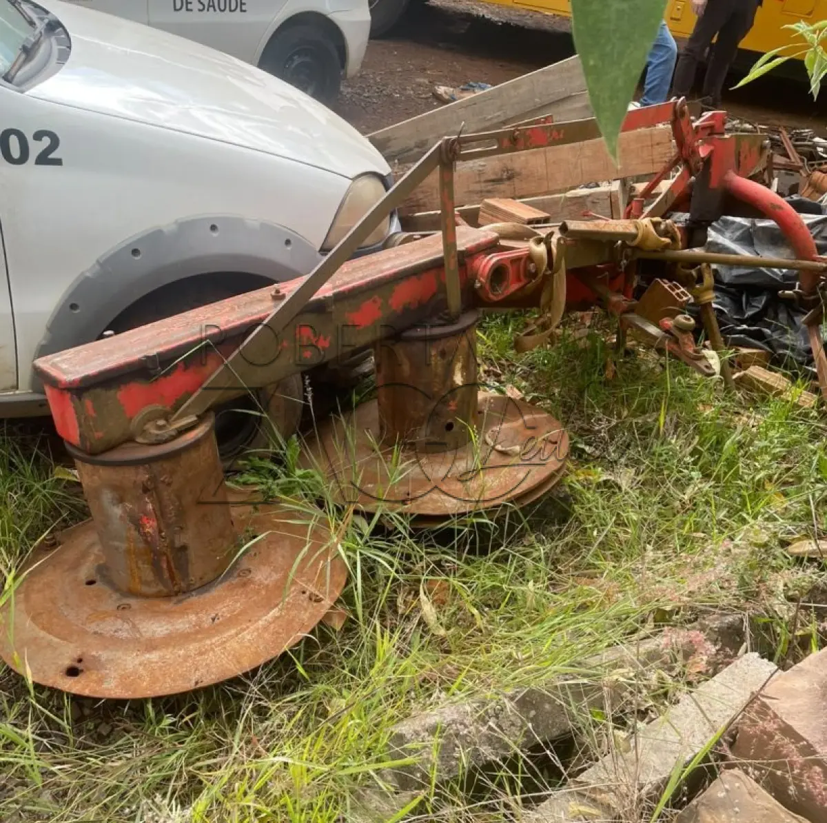 LOTE 008 - UMA SEGADEIRA DE DISCO ACOPLADA NO TRATOR.