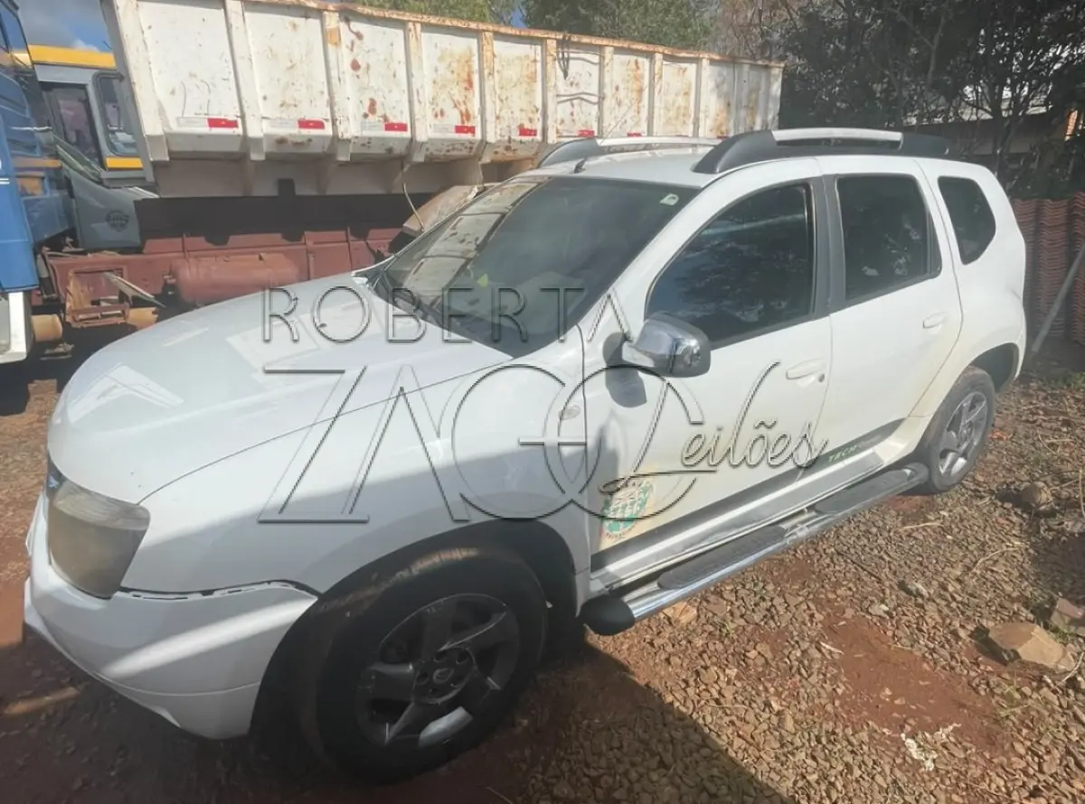 LOTE 004 - VEÍCULO, RENAULT/DUSTER DYNAMIQUE TECH ROAD 2.0, TIPO SUV, 05 PASSAGEIROS, ANO FAB/MODELO 2013, POTÊNCIA 142 CV COR BRANCO.