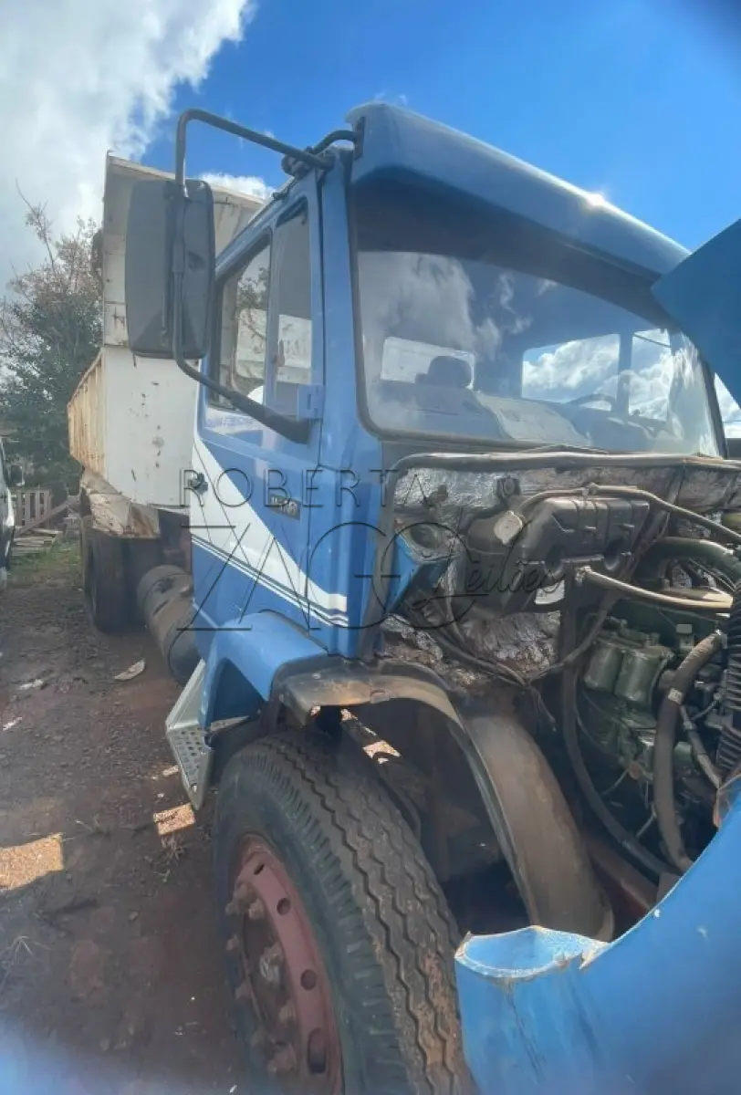 LOTE 006 - UM CAMINHÃO, M. BENZ/L 1618, CAMINHÃO BASCULANTE TRUCK COM CAPACIDADE DE 30 TONELADAS, 184 CV, NA COR AZUL, ANO DE FAB/MODELO: 1991.