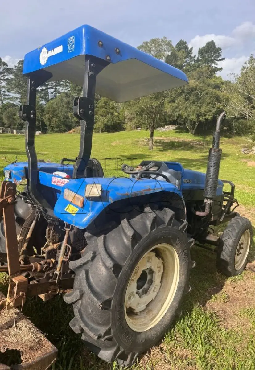 LOTE 001 - Trator, marca Farmer, cor azul, modelo 5040, tracionado, 50cv, ano 2013.