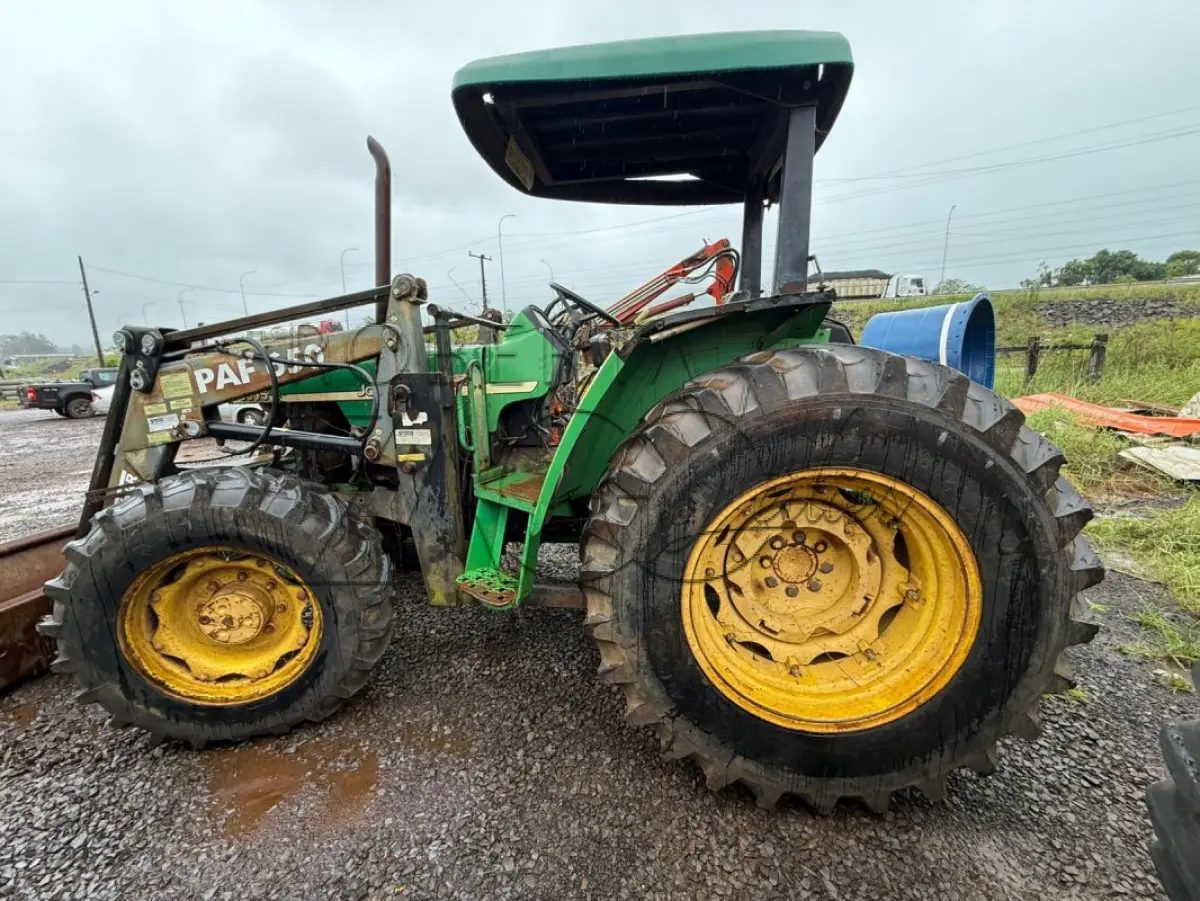 LOTE 005 - TRATOR DE RODAS, M.A./SLC JOHN DEERE TRAÇAO, 4X4, ANO 2004/2004, COM CONCHA FRONTAL.