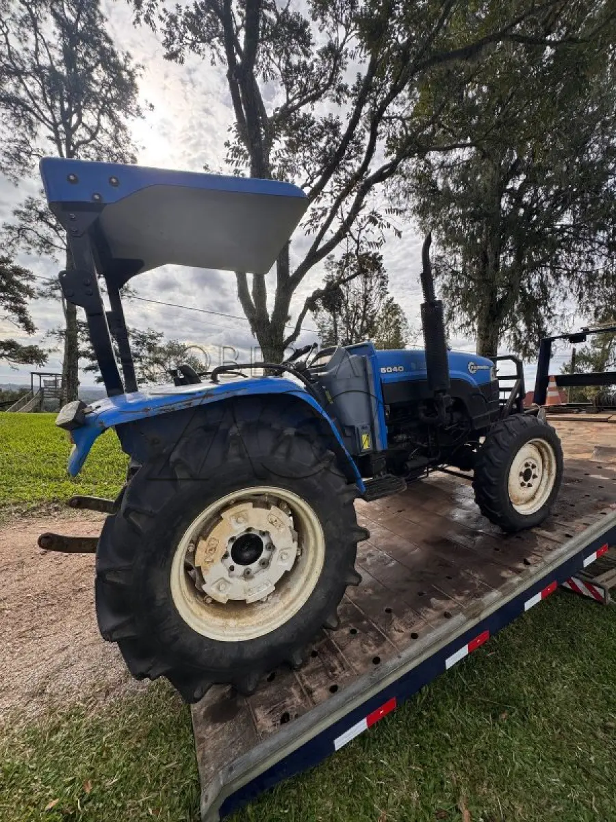 LOTE 001 - Trator, marca Farmer, cor azul, modelo 5040, tracionado, 50cv, ano 2013.