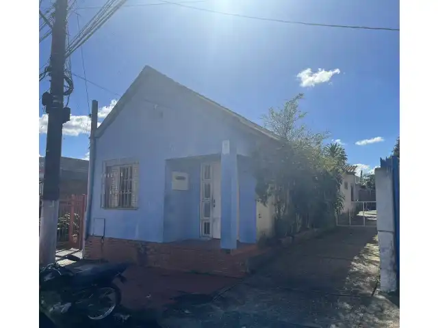 Terreno com benfeitorias com área de 365,50m2 com frente para a rua Coronel Cristóvão Gomes de Andrade na cidade de Camaquã/RS.