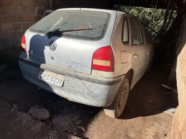 Leilão de um veículo Volkswagen Gol 1.0 2001/2002 prata.