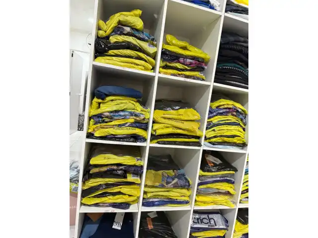 125 Calças Jeans de variados modelos feminino e masculino de marcas diversas
