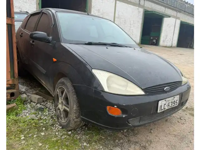 Veículo FORD FOCUS 1.8L HA, Cor Preta, Ano/Modelo 2002/2003.