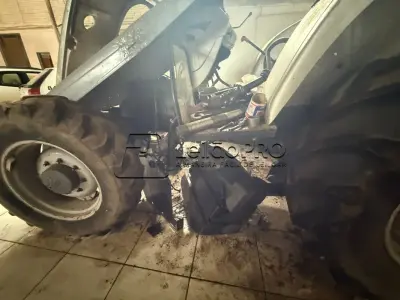 LOTE 002 - TRATOR AGRICOLA (em estado de sucata, com documento e emplacamento), MARCA AGRALE, MODELO 5085.4, COR PRATA, ANO DE FABRICAÇÃO/MODELO 2008,