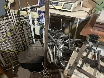 LOTE 008 - Lote de sucata diversas: material de informática, televisores, bebedouros, fogões, mobiliários, cadeira odontológica, material médico hospitalar, ventiladores