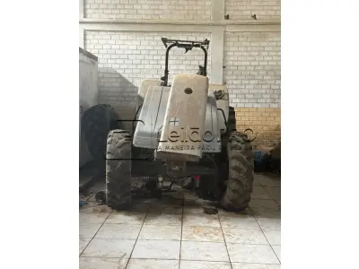 LOTE 002 - TRATOR AGRICOLA (em estado de sucata, com documento e emplacamento), MARCA AGRALE, MODELO 5085.4, COR PRATA, ANO DE FABRICAÇÃO/MODELO 2008,