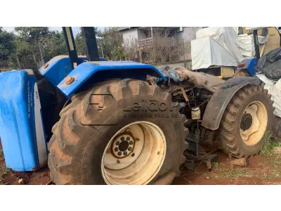 LOTE 009 - Trator Agrícola New Holland - Modelo 7630 - 4X4 - Ano/Modelo: 2009/2010 - Cor: Azul - Combustível: Diesel
